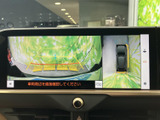 後方映像に加えて車両周辺の様子も画面で確認でき、駐車時の位置合わせをサポートします。目視と併用することで、周囲を確かめながら落ち着いて操作できます。