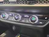 【オートエアコン】設定温度に合わせて自動で風量や風向きを調整し、車内を快適な温度に保ちます。