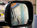 【ブラインドスポットアシスト】車線変更時に目視できない車を検知すると、検知した側のミラーに警告ライトが点灯。更にステアリングを制御し、アシストします。