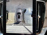 【360&deg;ビューカメラ】4台の高解像度カメラで360度の鳥瞰図を表示。隣の車や壁、死角にある障害物などを画面で確認できるため、狭いスペースでの駐車・出入りも安心です。