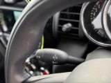 輸入車のため、ウィンカーレバーとワイパーレバーの配置は国産車と左右が逆となります。操作に慣れるまでは違和感がありますが、使用を重ねることで自然に扱えるようになります。