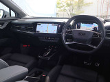 内装はシンプルに使い勝手を考え作られています。お車を運転する感覚をダイレクトに体感して頂けます。室内も広くロングドライブにも快適にお過ごしいただけます。