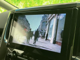 停車中にテレビ映像を楽しめる画面を備えています。お出かけ先でひと休みする際など、車内で映像を見ながら過ごしたい場面に活用できる装備です。