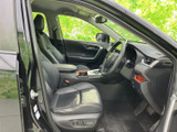運転席まわりを見渡しやすく、前方の視界も確保された落ち着きのある空間です。シートは身体を支える形状で、乗り降りしやすいドア開口とともに日々の移動を快適にサポートします。
