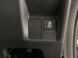 VSA装備車です。VSAはドライバーの操作と車の動きを見守っています。もし車の挙動が乱れたとき、4輪別々にブレーキをかけたり、エンジンパワーをしぼることによって車を安定させます。