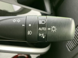 レバーには各種表示が記されており、運転席から機能を確認しやすい設計です。手元で扱える位置にまとまり、周囲の状況を見ながら必要な操作を行えるため、日常使いにも便利です。