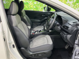 運転席と助手席は、身体を支える立体的な形状でゆったりと座れる印象です。前方の視界も広く、室内はすっきりとまとまっています。毎日の通勤や長距離移動にも使いやすい空間です。