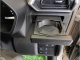 ワンプッシュ式オートオープンカップホルダー。