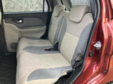 後席は左右それぞれにヘッドレストを備え、明るい色合いのシートで車内を柔らかな印象に仕上げています。ドア内側には肘掛けとポケットがあり、同乗者も落ち着いて過ごせる空間です。