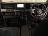 車内は光触媒抗菌消臭施工済です。インパネ周りはスタイリッシュなデザインで機能や装備も充実しています。グローブボックスやカップホルダーのほかにトレーなどたくさんの収納スペースが付いています。