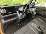 運転席側からの眺めも開放的。操作しやすい位置に配置されたスイッチ類で、快適なドライブをサポートします。収納スペースも充実しています。