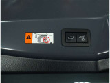 パワーバックドア装備!リヤゲートのスイッチを押すだけでバックドアが閉まります!運転席周りからも開閉の操作ができます♪