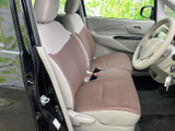 明るい色合いを取り入れた座席とドア内張りで、車内にやわらかな雰囲気が広がります。前席は視界が開け、運転席と助手席の間にもゆとりを感じる配置。乗り降りの際も座席まわりを確認しやすい空間です。