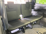 3列目にも左右それぞれに座席があり、後席まで乗車人数に合わせて活用できます。落ち着いた色合いのシートで、同乗者にも過ごしやすい空間を確保しています。