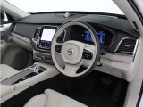 インストルメントパネルは僅かに運転席側へと傾けられているほか、余計なスイッチ類を可能な限り排し、運転に集中しやすい環境を造り出しています。