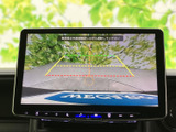 後方の映像を画面で確認でき、駐車時に車両後方の様子を把握しやすい装備です。ガイド表示も備わり、車庫入れや狭い場所での取り回しを日常からサポートします。