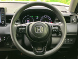 握りやすい形状で、運転席から自然に手を添えられるステアリングです。左右にスイッチが配置され、手元で各種操作を行える便利さも備えています。