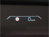 【ヘッドアップディスプレイ】現在の車速表示や目的地へのルート案内やメディア関連のリストを表示する事が可能です。視線移動を減らす事によりドライブに集中して頂けます。