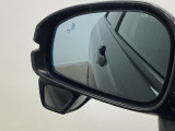 斜め後ろに存在する車を探知。その方向のドアミラー鏡面上にマークを表示し、存在をお知らせしてくれます。また、その方向にウインカーを操作すると、マークの点滅と警告音で注意を促します!