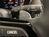 ステアリングホイール・後ろの減速セレクターは、左右に取り付けられた2つのパドルスイッチで減速の強さを調整。 左側の「-」を操作すると減速を強く、右側の「+」を操作すると減速を弱くすることができます。