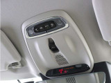 運転席ドアの全景です。キャビンを彩るすべてのものに、機能を形にした美しさが備わっています。
