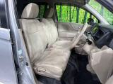 運転席まわりには十分なスペースがあり、大柄な方でもゆったり運転していただける環境です。