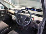 ◆視界広々で非常に運転しやすくロングドライブでも疲れを感じさせないすっきりとまとまったインパネ周りです。