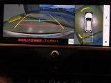 パノラミックビューモニター付きです。車両を上から見たような映像をディスプレイオーディオ画面に表示。運転席からの目視だけでは見にくい、車両周辺の状況をリアルタイムでしっかり確認できます。