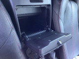 グローボックスは運転席と助手席の間に設置されています。