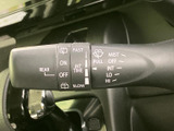 レバーに表示がまとめられており、手元で各項目を確認しやすい配置です。運転席から視認しやすく、天候や状況に応じて必要な設定を把握する際にも使いやすい装備です。