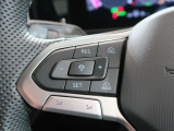◆クルーズコントロールにレーダーセンサーを組み合わせ、先行車を測定し設定されたスピードを上限に自動で加減速を行います。一定の車間距離を維持することで、長距離走行でのドライバーの疲労を低減させます。