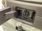 普通充電は6kWの高い出力で行うため、満充電まで約4.5時間という早さです。ホンダエンブレムの左側の蓋を押して開けます。あとは充電コネクターを差すだけで充電開始です。