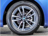 【デザインとの融合】BMWデザイナーが創り出したボディデザインを損なう事のない様に配置とデザインに拘っています。ドアノブについてもBMWの拘りに妥協はありません。