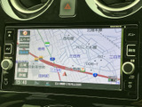 周辺道路や施設名を地図上で確認でき、現在地を把握しながら目的地までの道順を確認できます。初めて訪れる場所へのお出かけや、日々の移動にも活用しやすい装備です。