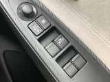 ドア側にまとまったスイッチで、窓の開閉やミラーの調整を行えます。運転席から手が届きやすく、乗車前の調整や換気など、日々の場面で使いやすい装備です。