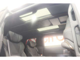 【ツインムーンルーフ】車内に採光を。明るく開放的な気持ちの良いドライブが楽しめます。