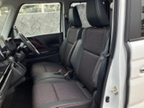 前席はゆったりと座れる形状で、落ち着いた色合いのシートが車内にまとまりを与えています。ドアを開けると足元まで確認しやすく、運転席から助手席まで見通しのよい空間です。