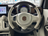 手に沿う形状のステアリングに操作スイッチを配置し、運転姿勢を保ちながら必要な機能へアクセスしやすい仕様です。ツートーンの配色が車内に馴染みます。