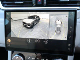 【3Dサラウンドカメラ】周囲の安全確認をアシストする機能です。3D車外ビュー、360&deg;オーバーヘッドビューを 利用して、狭いスペースでも安心、スムーズに運転操作ができます。