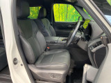 運転席まわりには十分なスペースがあり、大柄な方でもゆったり運転していただける環境です。