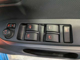 パワーウィンドウのスイッチですよ。運転席に居ながら窓を開け閉めのコントロールできます。