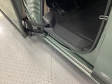 ホンダ車の低床ボディは乗りやすく、足元も広びろですよ。