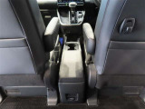 運転席・助手席にはアームレストが付いております。
