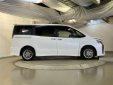 両側パワースライドドア付きだから、狭い駐車スペースなどでの 乗り降りラクラク!小さなお子さまのいるご家庭には嬉しい装備。