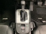 「e:HEV」は、モーター走行を中心にしながら電気エネルギーやエンジン動力を効率よく使い分けることができる賢いハイブリッドシステムです。サイドブレーキはスイッチ操作の電子制御パーキングブレーキです