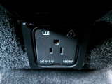 【家庭用電源ソケット メーカーop価格￥22000】後部座席の足元に設置された電源ソケット。家庭用のコンセントが使用可能です。