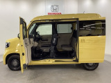 床は低く、天井は高く、すみずみまで使える四角い荷室の大空間です。運転席以外の空間すべてに荷物が積める!。助手席側センターピラーレス (ドアインピラー構造)です。