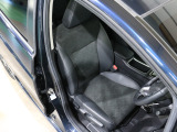 程よい硬さとホールド性が高いシートで長時間運転も快適です。