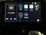 画面にはテレビや電話、Android Auto、Apple CarPlayなどのメニューが表示されています。アイコンが並ぶ見やすい画面で、必要な項目を確認しやすく、日常の移動を便利にサポートします。