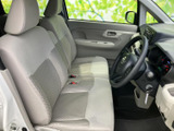 明るい色合いのシートと大きな窓で、運転席まわりは開放感のある空間です。前方や左右を見渡しやすく、乗り降りの際にも室内の様子を確認しやすい配置です。